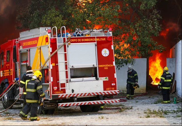 Corpo de Bombeiros durante o trabalho de contenção das chamas