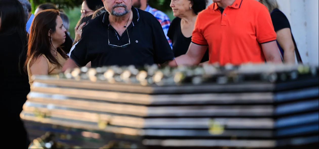 Pai do médico Tovar olhando para o caixão do filho 