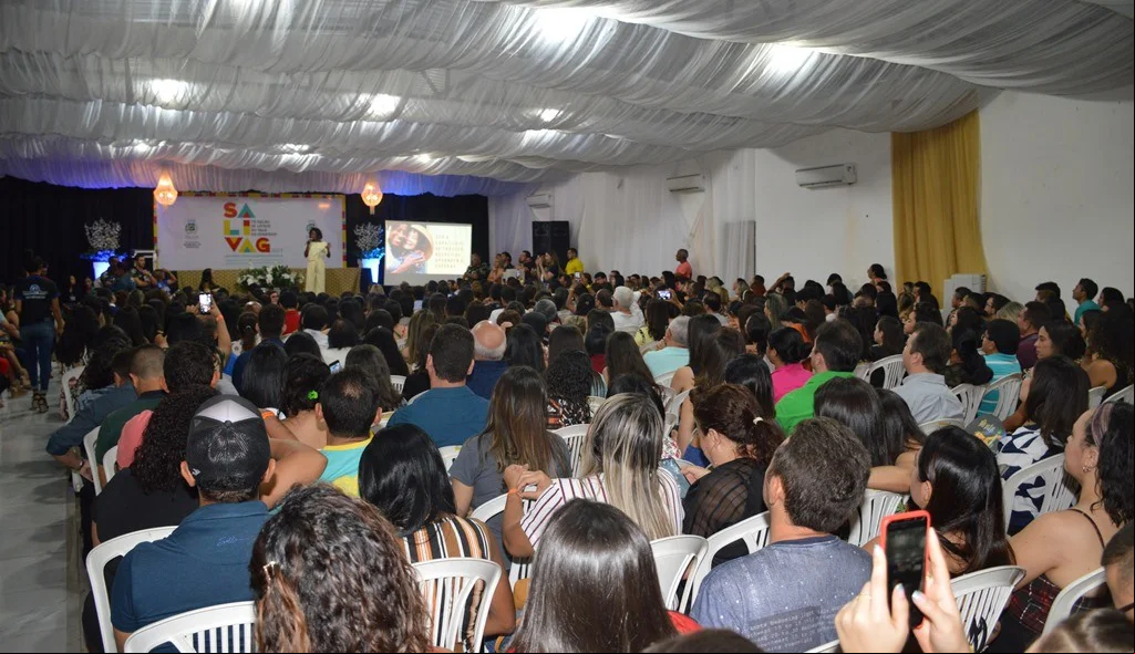 Glória Maria reúne público expressivo em palestra no SaLiVag