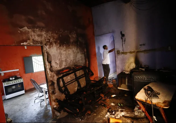 Incêndio atinge residência no Bairro Areias