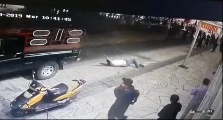 Prefeito é arrastado em caminhonete