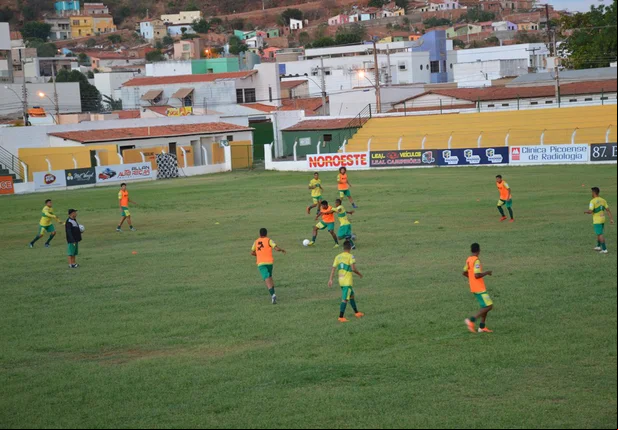 Treinador Adelmo Soares orienta os atletas