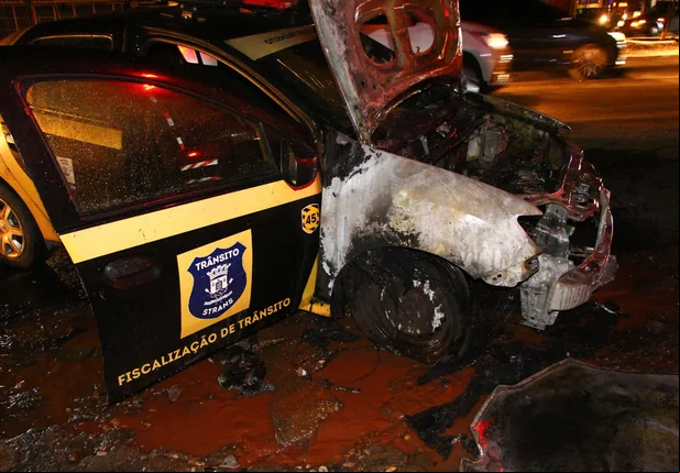 Carro da Strans fica destruído após incêndio  