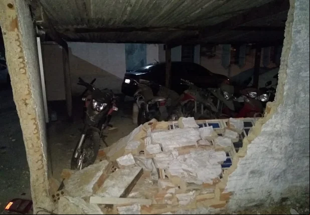 S10 derruba muro da DEPRE após colidir com veículo no Saci