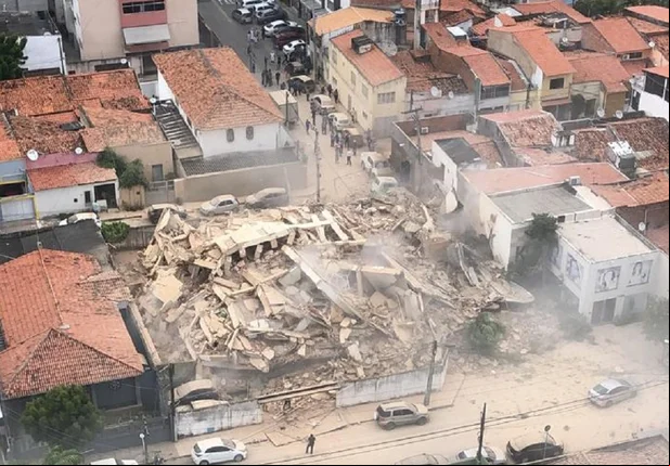 Prédio de 7 andares cai em Fortaleza