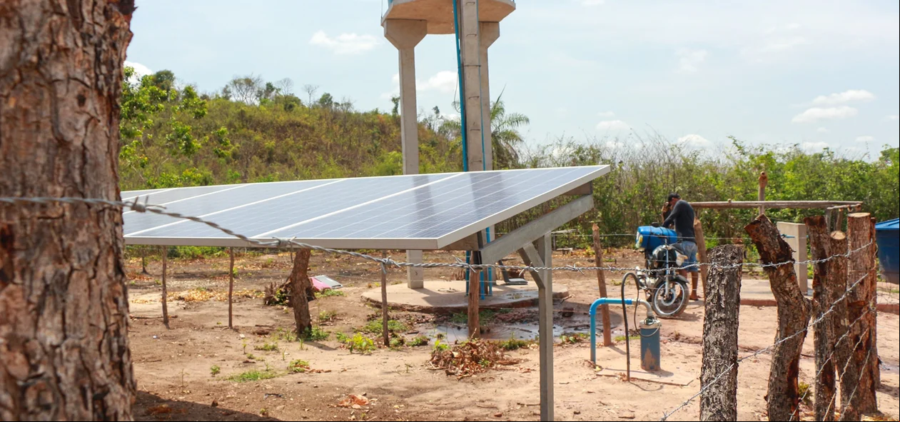 Placas solares alimentam energia para funcionamento do poço 