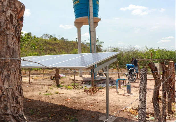 Placas solares alimentam energia para funcionamento do poço 