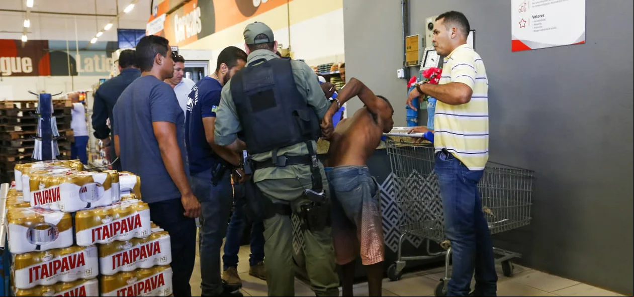 Suspeito foi preso logo após o crime