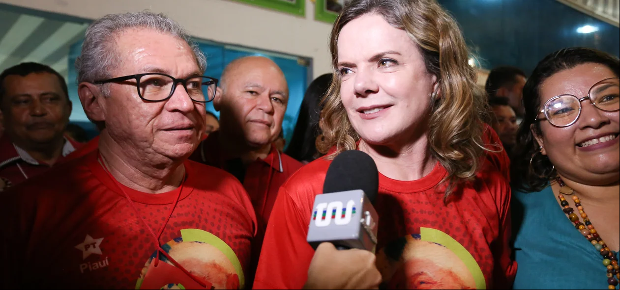 Assis Carvalho ao lado da Gleisi Hoffmann 