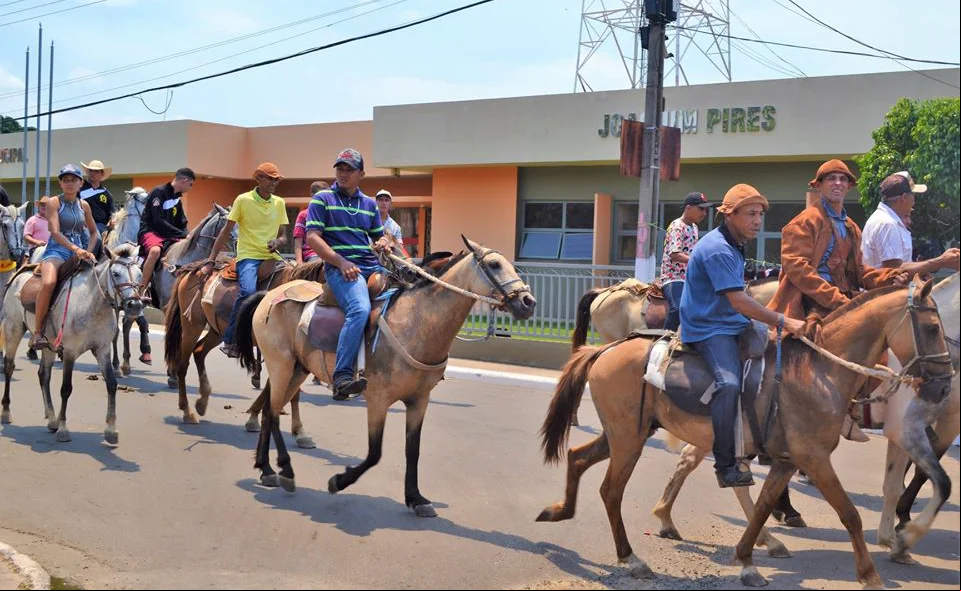 Cavalgada pelas principais ruas 
