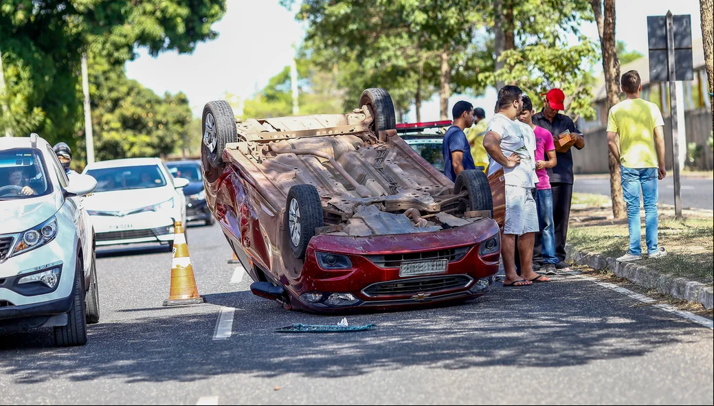 Veiculo capotou apos uma colisão 