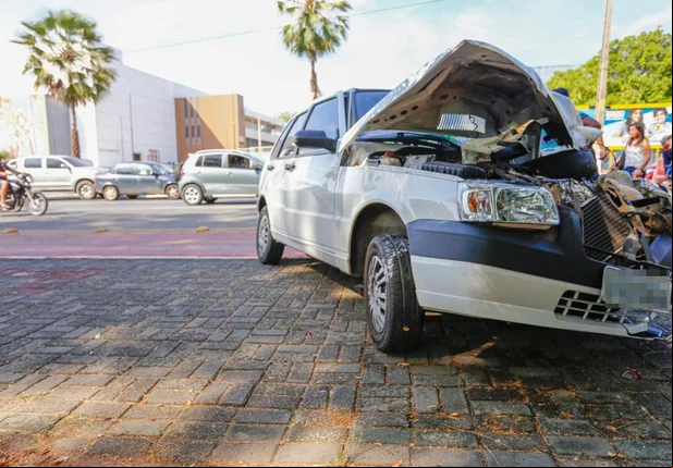 Estudante fica ferido em acidente na Marechal Castelo Branco