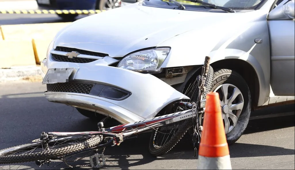 Bicicleta ficou embaixo do veículo