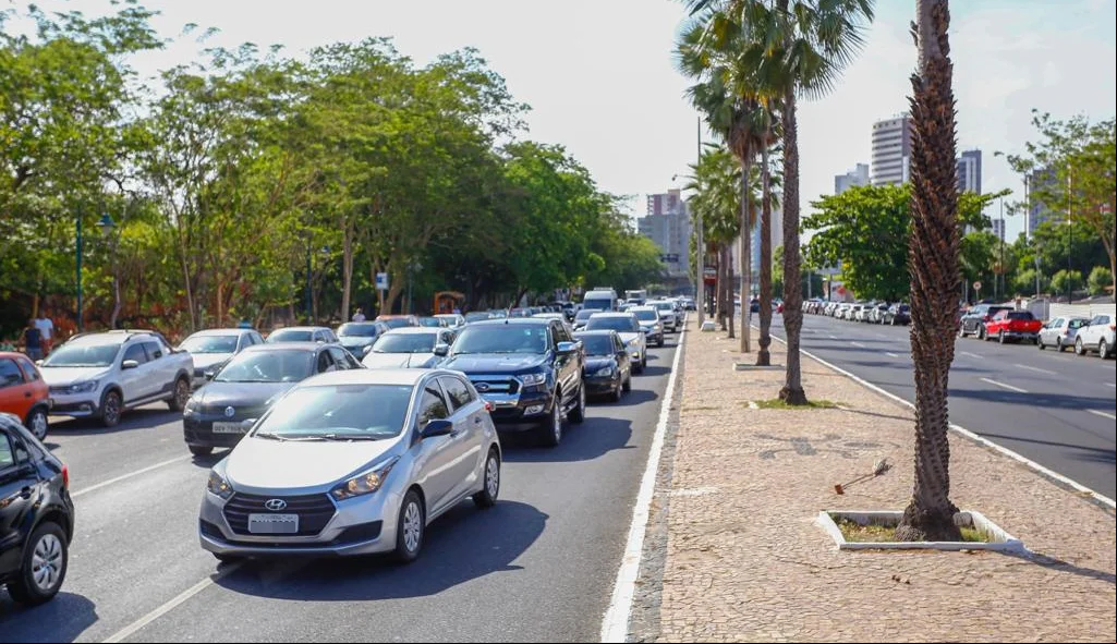 Trânsito ficou lento próximo ao local do acidente na Avenida Marechal Castelo Branco