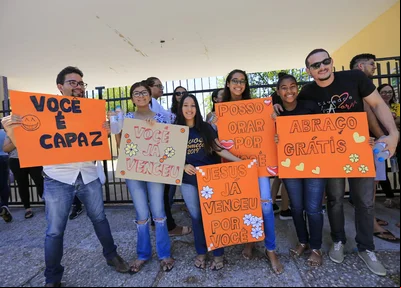 Grupo com frases de apoio