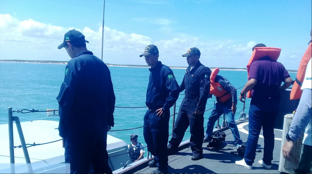 Equipes da Marinha e representantes da Semar e ICMBio