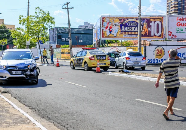 Acidente envolvendo 3 veículos na Avenida Jóquei Club em Teresina