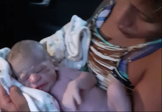 Mulher dá a luz dentro de carro de aplicativo 