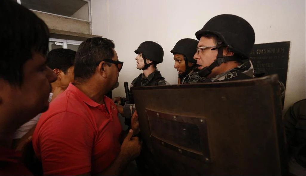 Discussão entre manifestantes e Polícia Militar na Alepi