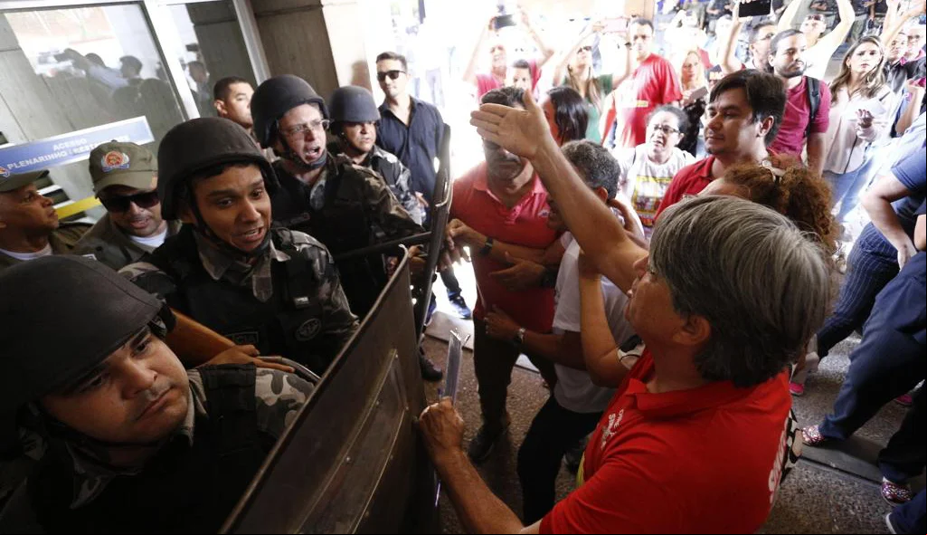 Polícia Militar e manifestantes na Alepi