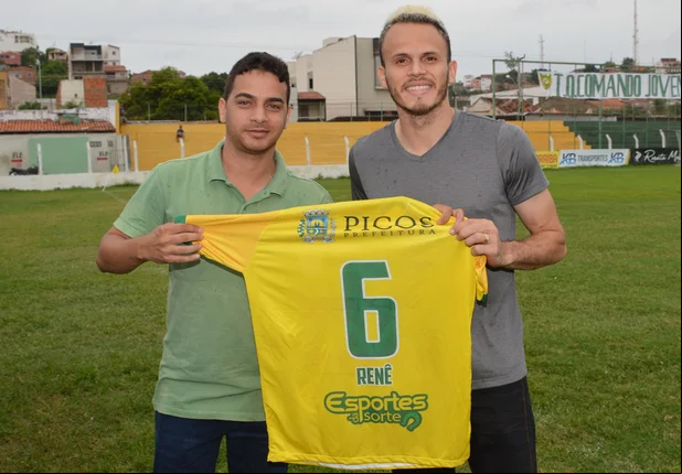 Renê acompanha treino e recebe camisas do Picos