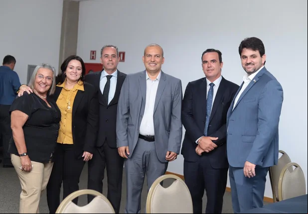 Marilene Aguiar ao lado de lideranças do Pros