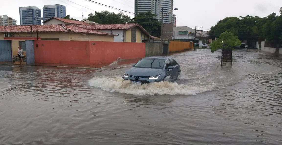 Avenida Pedro Almeida alagada