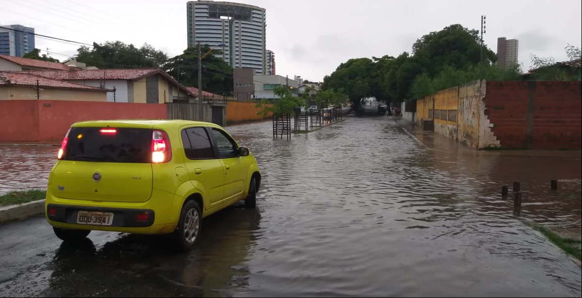 Veículo parado após forte chuva