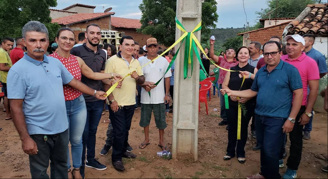 Prefeita Maria José inaugura poste em Santana do Piauí