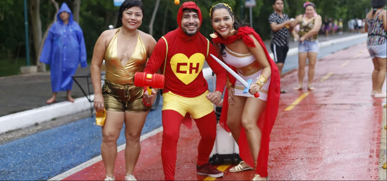 Trio fantasiado no Corso de Teresina 2020