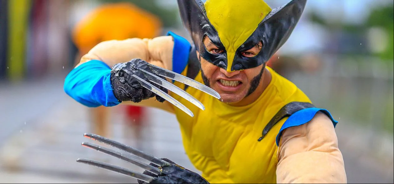 Homem fantasiado de Wolverine no Corso de Teresina 2020