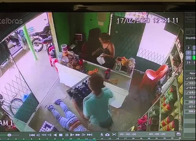 Bandido roubando cerveja de comércio
