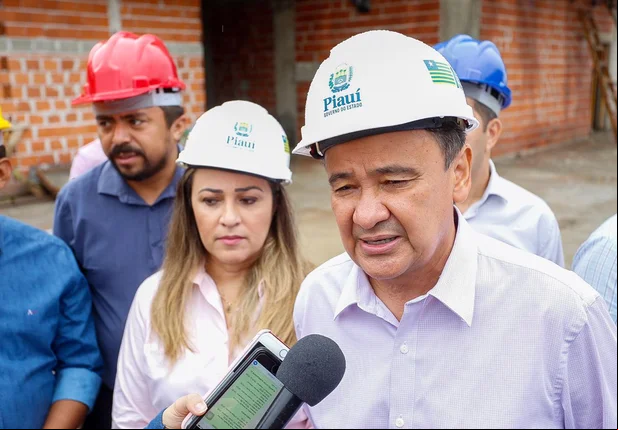Wellington Dias visita obras da nova maternidade de Teresina