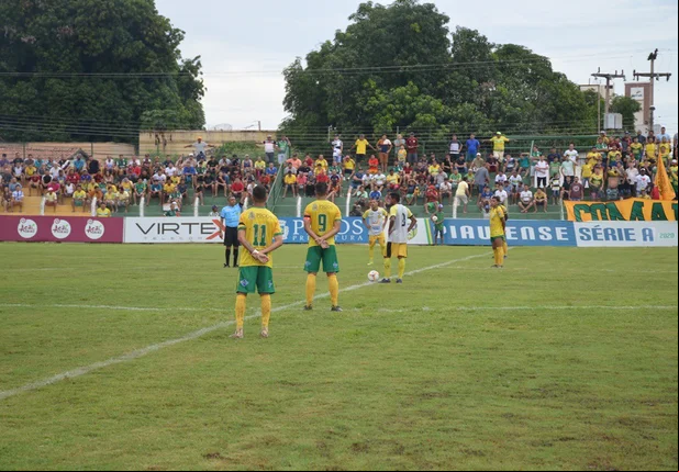 Antes do início da partida foi respeitado um minuto de silêncio