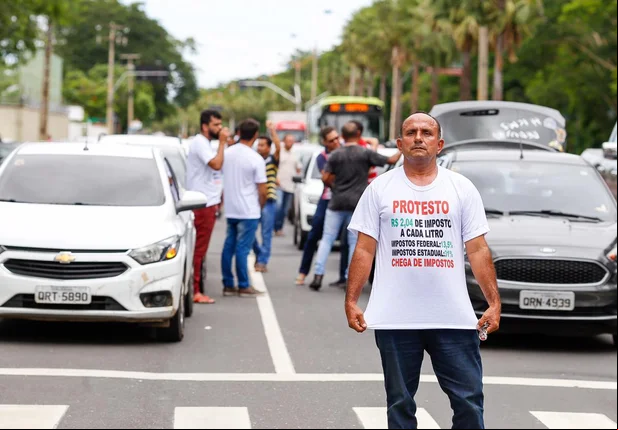 Motoristas de aplicativo realizam protesto na frente da CMT
