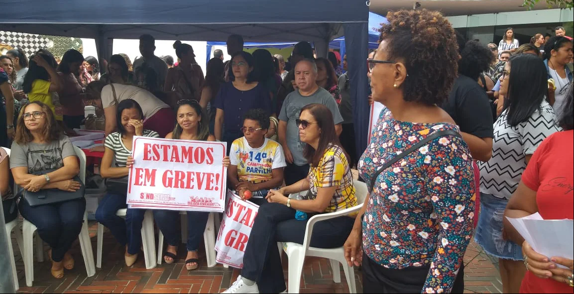 Professores realizam greve na Câmara Municipal 