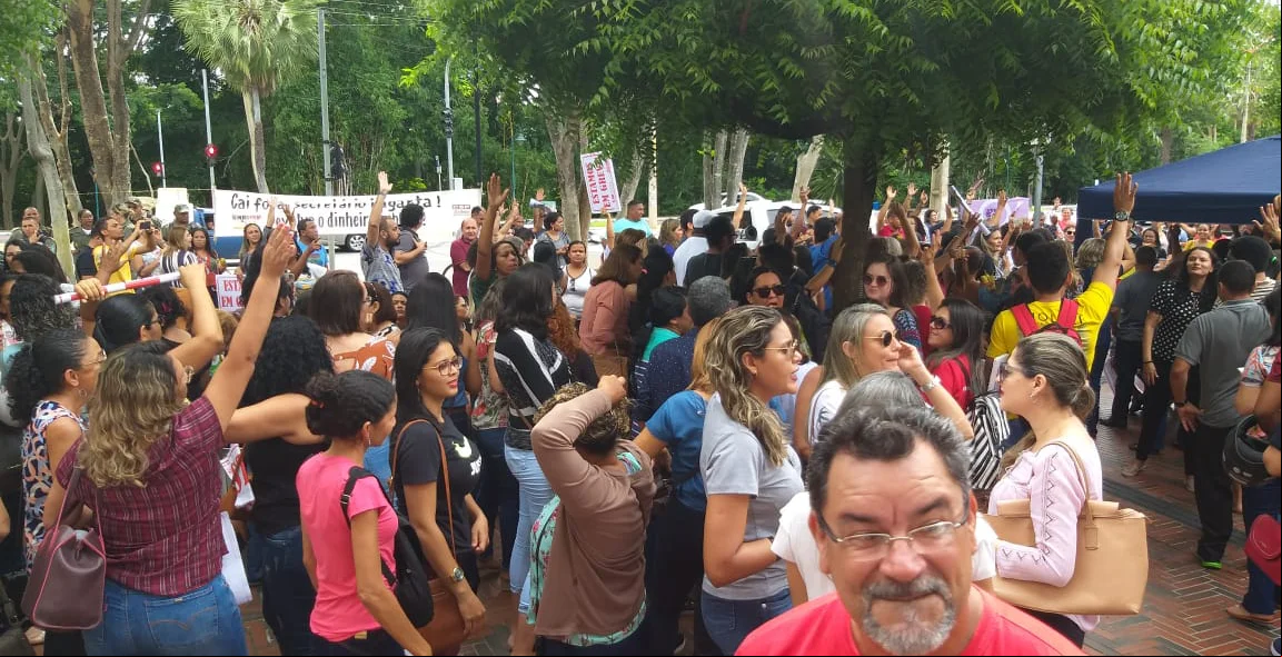 Professores reivindicam reajuste salarial 