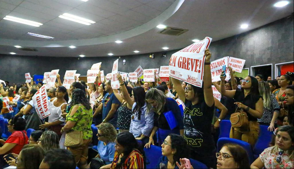 Greve dos professores no plenário da Câmara de Teresina
