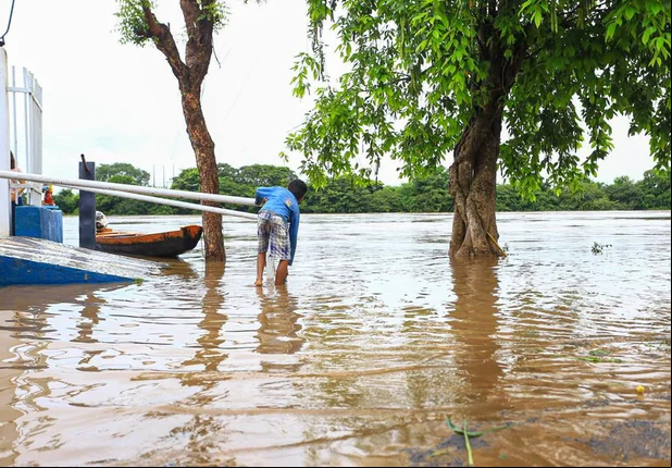 Rio Poti invade restaurante O Pesqueirinho em Teresina