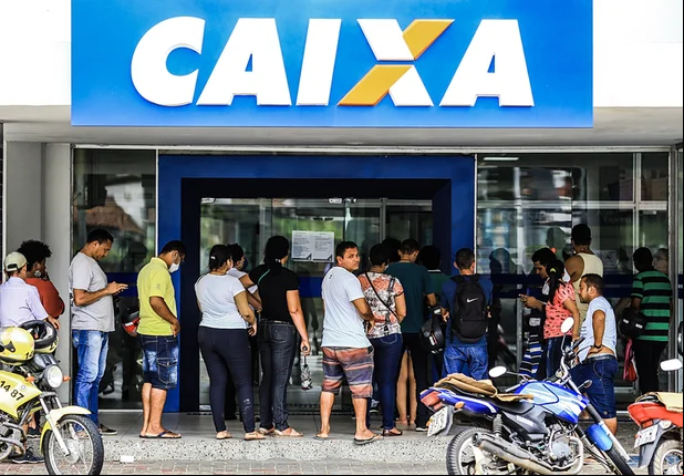 Aglomeração de pessoas em agência bancária