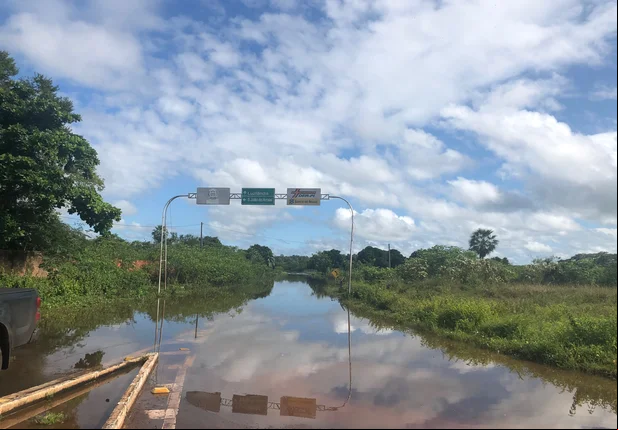 Rio Longá invadiu ruas de Esperantina 