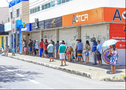 Idosos na fila da casa lotérica no Dirceu 