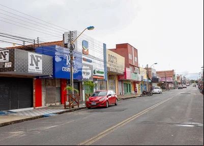 Avenida deserta no bairro Parque Piauí