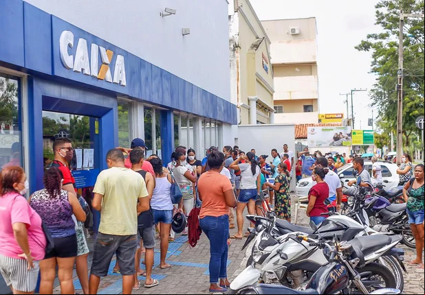 Agência da Caixa Ecômica registra longas filas em Teresina