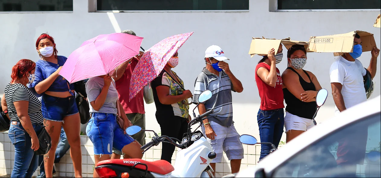 Fila para sacar dinheiro