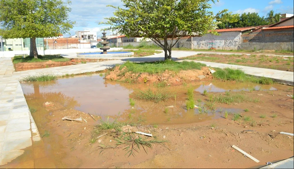 Praça do PCC está abandonada