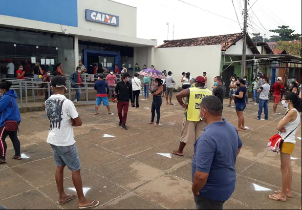 Prefeitura de Esperantina sinaliza calçada da Caixa para organizar filas