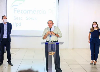 Valdeci Cavalcante durante reunião de empresários