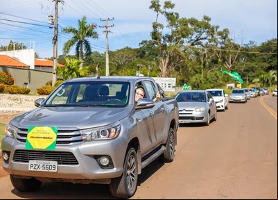 Várias pessoas participam da carreata neste sábado em Teresina 