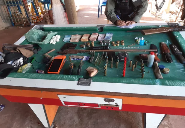 Armas e outros objetos apreendidos pela PM
